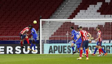 Luis Su¨¢rez marca de cabeza el 1-0 al Getafe.