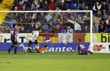 En la temporada 2007-2008 marcó 17 goles en 28 partidos con el Valencia, destacando el hat-trick al Levante en la penúltima jornada.