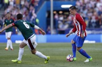 Fernando Torres con el balón. 