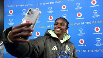 MADRID, SPAIN - DECEMBER 09: Linda Caicedo of Real Madrid CF poses for a selfie with the Vodafone Player Of The Match award after the UEFA Women's Champions League 2025/26 league phase match between Real Madrid CF and VfL Wolfsburg at Estadio Alfredo Di Stefano on December 09, 2025 in Madrid, Spain. (Photo by Florencia Tan Jun - UEFA/UEFA via Getty Images)