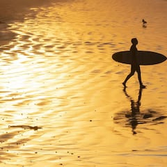 Si se mantiene la distancia, el riesgo de contagio en el surf o el kitesurf es mínimo