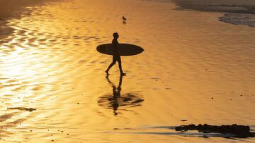 Cape Town (South Africa), 01/06/2020.- A surfer heads out into the ocean in Cape Town, South Africa 01 June 2020. South Africa&#039;s lockdown regulations were eased as of 01 June part of a phased risk adjusted strategy by government in dealing with the coronavirus SARS-CoV-2 which causes the Covid-19 disease. The country has moved from level 4 to level 3 lockdown but there is still much confusion as to some of the regulations. Non-contact sport has been permitted but beaches remain closed. (Sud&aacute;frica) EFE/EPA/NIC BOTHMA