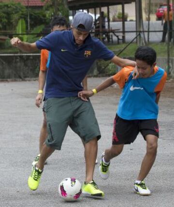 El jugador del Barça, junto a Nike, fue a buscar a un niño a su casa y le acompañó al colegio, donde jugaron un partido con sus amigos.