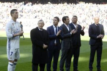 Raymond Kopa, Michael Owen, Luis Figo y Zinedine Zidane en la entrega del Balón de Oro a Cristiano.