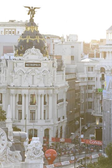 Ciclistas pedaleando bajo el edificio 'Metropolis'.