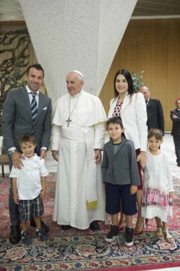 El Papa Francisco con Alessandro Del Piero y su familia.