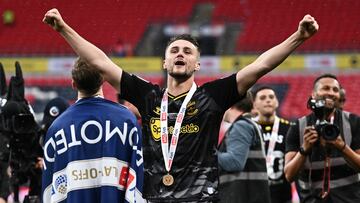 Taylor Harwood-Bellis, jugador del Southampton, celebra el ascenso a Premier League en Wembley.