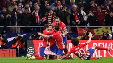 Griezmann es abrazado por sus compañeros tras marcarle al Real Madrid en Copa del Rey la pasada temporada.