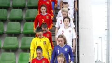 NERVIOS. España e Inglaterra son escoltadas por el equipo arbitral.