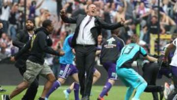 John Van Den Brom, técnico del Anderlecht, festejando el título de Liga Belga.