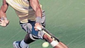 <b>MOLESTIAS. </b>Nadal jugó con vendas en las dos rodillas.