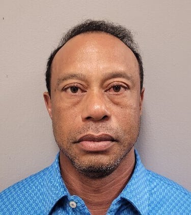 El golfista estadounidense Tiger Woods ha quedado en libertad bajo fianza después de ser detenido por supuestamente conducir bajo el efecto de alguna droga y provocar un accidente de tráfico en Jupiter Island, en Florida (Estados Unidos), tras el que se negó a someterse a una prueba legal de orina después de dar negativo en alcohol.



