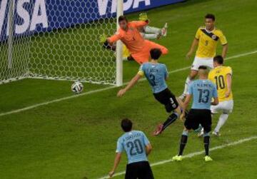 2-0. James Rodríguez anota el segundo tanto.