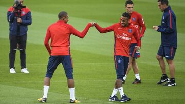 Neymar saluda a Mbappé durante el entrenamiento de ayer del PSG.