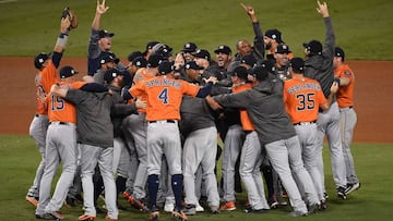 Los Astros de Houston celebran la Serie Mundial conquistada. 