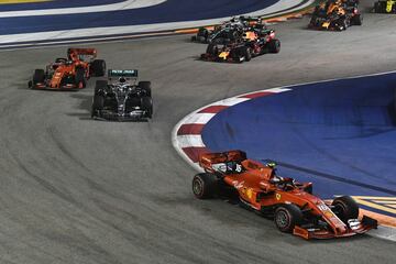 Charles Leclerc liderando el principio de la carrera. 