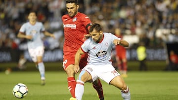 Jonny despeja el bal&oacute;n ante la presi&oacute;n de Jorge Molina, delantero del Getafe.