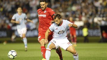 Jonny despeja el balón ante la presión de Jorge Molina, delantero del Getafe.
