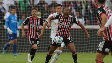 AMDEP8433. QUITO (ECUADOR), 24/08/2023.- Mauricio Martínez (i) de Liga disputa el balón con Alisson de Sao Paulo hoy, en un partido de los cuartos de final de la Copa Sudamericana entre Liga de Quito y Sao Paulo en el estadio Rodrigo Paz Delgado en Quito (Ecuador). EFE/ José Jácome