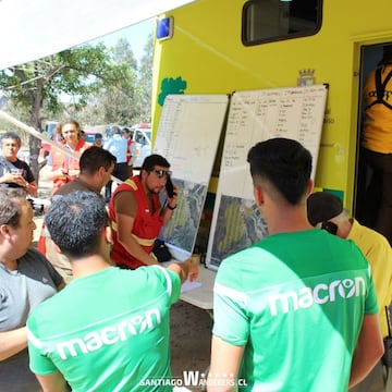 El plantel del cuadro caturro salió a la ruta, y le regaló bebidas isotónicas a los voluntarios que combaten los incendios en al región.