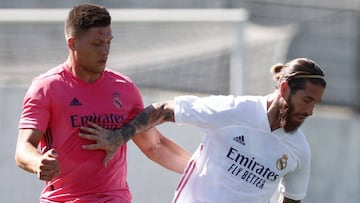 Luka Jovic, con la segunda equipaci&oacute;n de color rosa, intenta arrebatar un bal&oacute;n a Sergio Ramos en el entrenamiento del Real Madrid del s&aacute;bado 30 de julio.