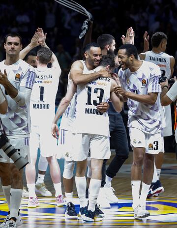 Los jugadores del Real Madrid celebran la victoria y la clasificación a la Final Four de la Euroliga.