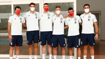 Unai Sim&oacute;n, &Egrave;ric Garc&iacute;a , Pau Torres, Pedri, Dani Olmo y Oyarzabal posan antes de sumarse a la expedici&oacute;n de la Selecci&oacute;n Espa&ntilde;ola para los JJOO de Tokio.