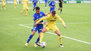 GETAFE, SPAIN - NOVEMBER 08: Pau Torres of Villarreal holds off Angel Rodriguez of Getafe during the La Liga Santander match between Getafe CF and Villarreal CF at Coliseum Alfonso Perez on November 08, 2020 in Getafe, Spain. Sporting stadiums around Spai