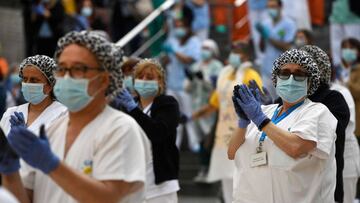 Imagen de profesionales sanitarias aplaudiendo en las calles cercanas al Hospital Gregorio Marañón de Madrid.