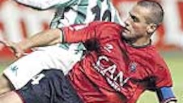 <b>SALIDA.</B> José Manuel Mateo podría dejar Osasuna.