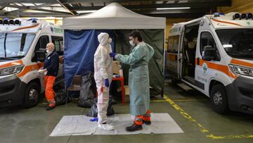 TURIN, ITALY - MARCH 28: Red Cross staff at work during a nationwide lockdown to control the coronavirus spread on March 28, 2020 in Turin, Italy. The Italian government continues to enforce the nationwide lockdown measures to control the spread of coronavirus (COVID-19). (Photo by Diego Puletto/Getty Images)