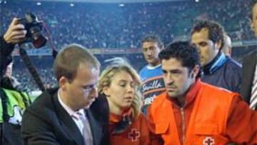 <b>GOLPEADO. </b>El entrenador del Sevilla es retirado en camilla tras recibir el impacto de una botella.