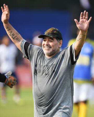 Maradona visita una escuela en la India