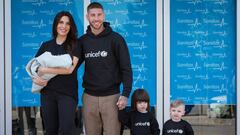 Pilar Rubio abandonando el hospital tras el nacimiento de su tercer hijo Alejandro junto a Sergio Ramos y sus dos hijos mayores, Sergio Jr. y Marco