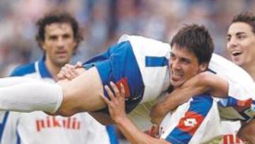 <b>CELEBRACIÓN. </b>Villa festeja su segundo gol levantando en el aire a Cani, que había hecho el empate del Numancia en propia puerta.