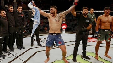 Laureano Staropoli celebra su primera victoria en UFC.