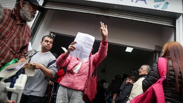 Bogotá. Marzo 21 de 2025. Pacientes hacen largas filas en los dispensarios ante la escasez y demoras en la entrega de medicamentos esenciales. (Colprensa - Catalina Olaya)
