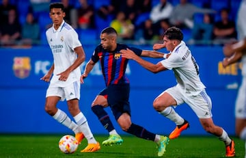 Moha trata de marcharse de Mario Martín en el Barcelona Atlétic-Castilla de ida de semifinales del playoff de ascenso de Primera Federación a Segunda División.