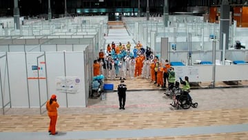 GRAF2238. MADRID, 17/04/2020.- Imagen capturada de video facilitado por la Comunidad de Madrid, del personal que ha estado trabajando en el Pabellón 7 de IFEMA, y que deja de estar operativo ante la bajada de la presión asistencial. EFE / Comunidad de Madrid.