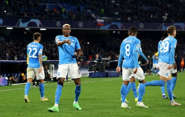 El delantero nigeriano del Nápoles celebra el gol que marca en el minuto 75 de partido.