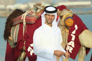 Novak Djokovic, feliz junto a un camello en el Torneo de Doha 2019.