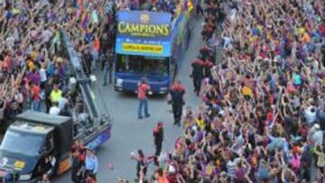 <b>A LA CALLE. </b>Miles de barcelonistas jalearon al autobús en el que iban los jugadores de la plantilla azulgrana, que a su vez no pararon de animar a los seguidores.