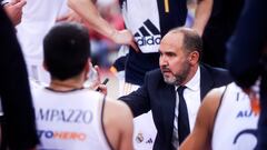 Piraeus (Greece), 05/12/2023.- Real's coach Chus Mateo speaks with his players during the Euroleague basketball match between Olympiacos Piraeus and Real Madrid, in Piraeus, Greece, 05 December 2023. (Baloncesto, Euroliga, Grecia, Pireo) EFE/EPA/GEORGIA PANAGOPOULOU
