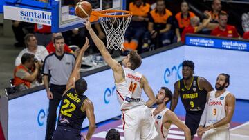 Juancho Hernangóme tapona el lanzamiento de García durante el partido de Málaga entre España y Venezuela.