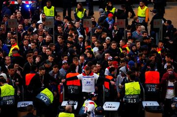 Varios centenares de seguidores radicales del Olympique Lyon se han concentrado en la plaza Artós de Barcelona desde donde se dirigirán al Camp Nou para presenciar el partido de vuelta de octavos de final de la Liga de Campeones donde los franceses se enfrentarán al FC Barcelona.