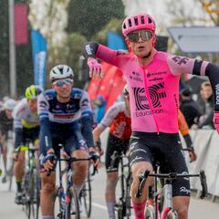 Van den Berg ejecuta su plan a la perfección bajo la lluvia