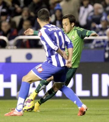 El delantero chileno del Celta Orellana trata de superar la defensa de Juanfran.