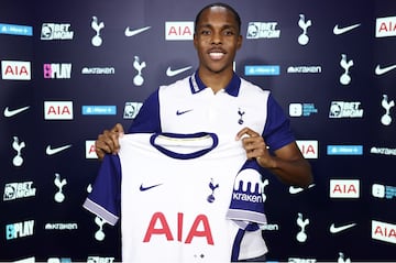 Mathys Tel posa con la camiseta del Tottenham.