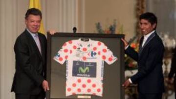 El presidente de Colombia, Juan Manuel Santos, y Nairo Quintana durante el homenaje.