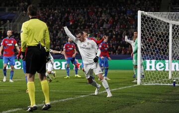 0-3. Gareth Bale celebró el tercer gol de Benzema.